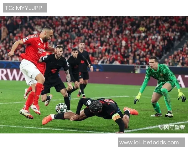 世界杯激战巴萨与阿森纳平局乌龙球引发全场热议与争议判罚