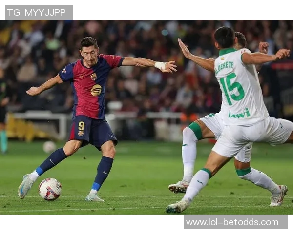 西甲激战：那不勒斯险胜曼联红牌事件引发全场热议与战术分析