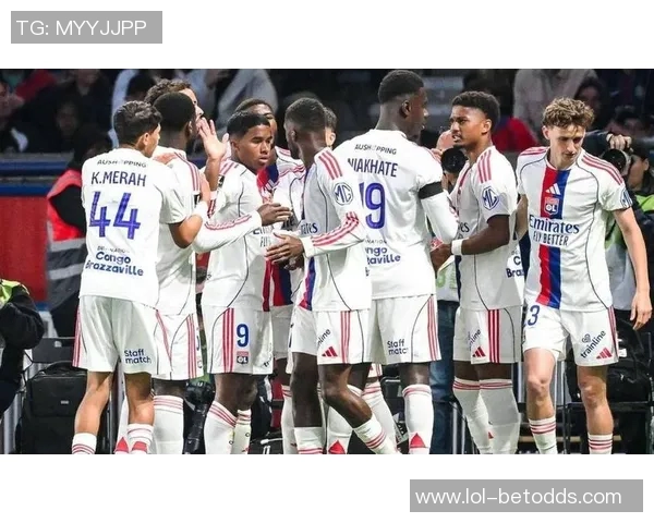 德甲惊现冷门巴黎圣日耳曼大胜里昂引发全场狂欢